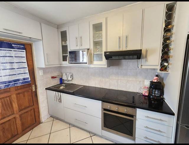 2 BEDROOM TOWNHOUSE FOR SALE IN SOUTH CREST